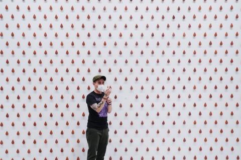 七千件手感陶塊，直視輕盈的神聖感：印尼當代藝術家瑟提亞萬《靈語》首次台灣個展 | 500輯