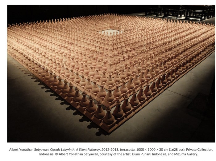 Albert Yonathan Setyawan, Cosmic Labyrinth- A Silent Pathway, 2012-2013, terracotta, 1000 x 1000 x 30 cm (1628 pcs)