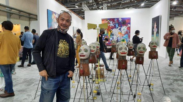 Seniman kontemporer Heri Dono tampilkan instalasi seni badut-badut politik di Art Jakarta 2022 yang berlangsung 26-28 Agustus 2022 di Jakarta Convention Center (JCC), Jakarta. 