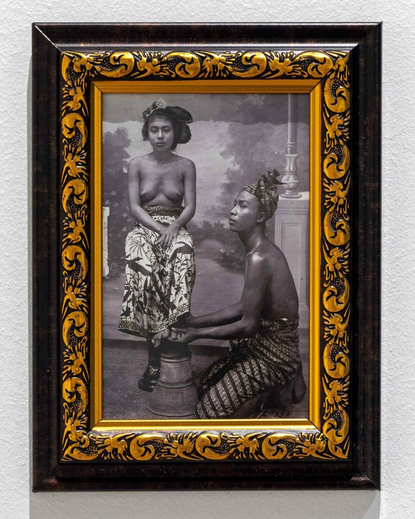 Reference image of “Generasi Indonesia Emas #1 (from the Tiba Anak Cucu series), 2024” (Title: Studioportret vrouwen op Bali, Subject: (topical) Balinese Women, Subject: (geographic) Bali, Language: No linguistic content, Country: No place, unknown, or undetermined, Published/created: [Circa 1925]. Image courtesy of Darren Soh.